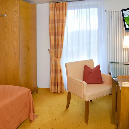 Restaurant-hotel Maien 罗拉赫