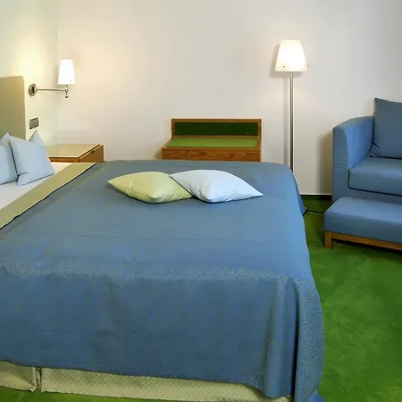 Restaurant-hotel Maien 3* 罗拉赫